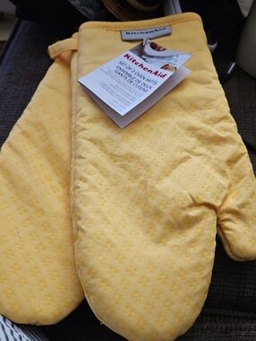 Kitchen Aid Set Of 2 Yellow Textured Silicone Oven Mitts NEW